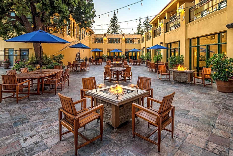 CROWNE PLAZA PALO ALTO Courtyard